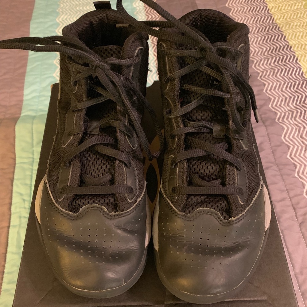 UA Basketball shoes 6Y
